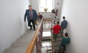 SVETOVNI DAN OTROK - obisk učencev OŠ Notranjski Odred Cerknica 03 FOTO LJUBO VUKELIČ